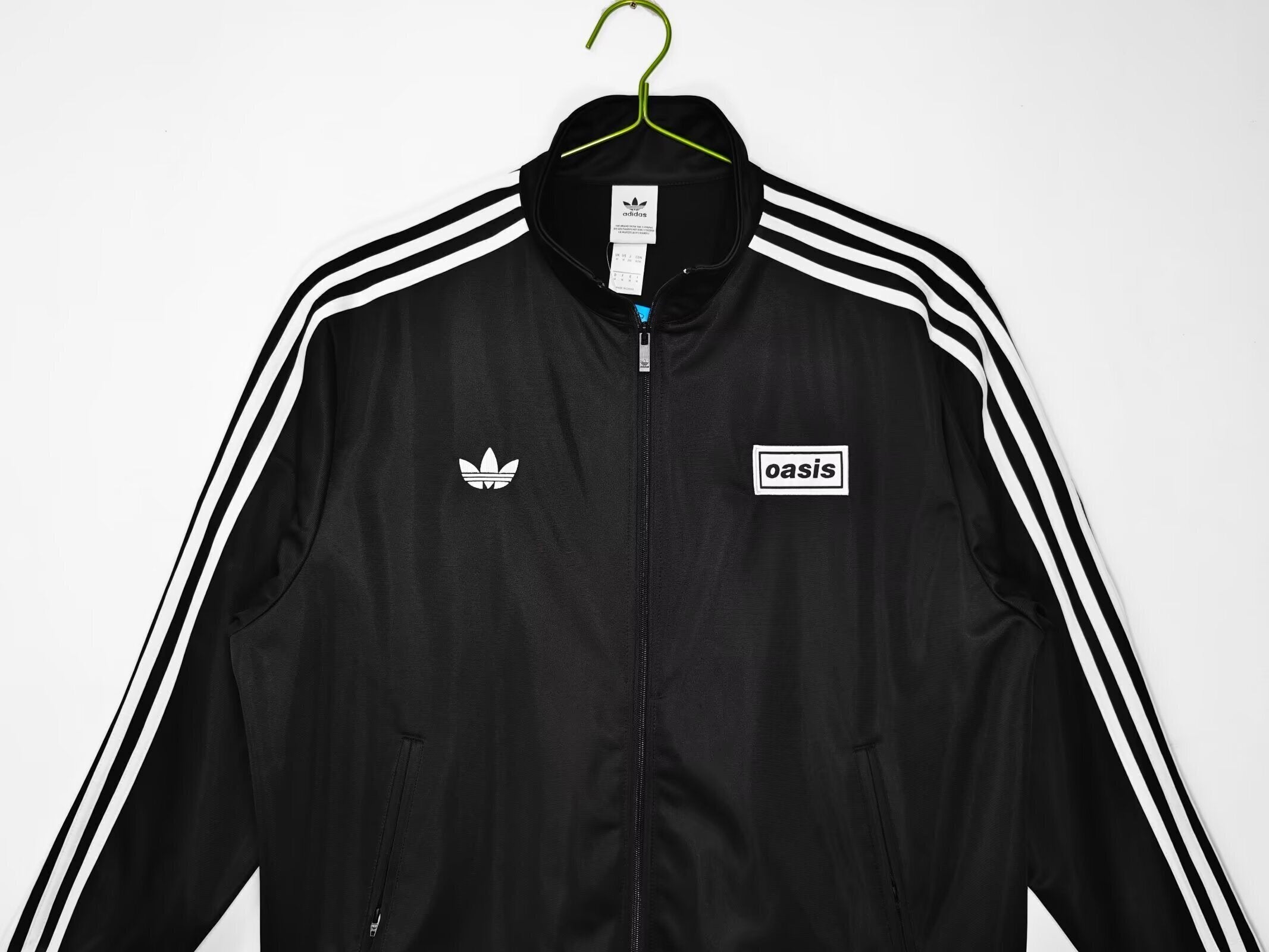Schwarze Adidas x Oasis Jacke 